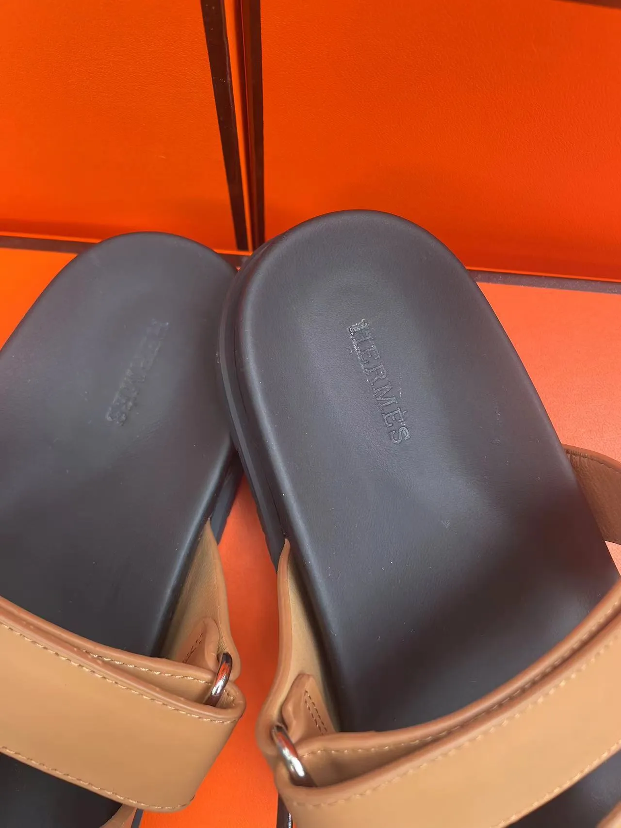 👟👟Ex-factory price 480👟👟, H HERMES is the same style for men and women, the couple's second uncle shoes that have become very popular recently - sandals, paired with various colorful socks, very trendy ✅Upper: imported mixed sheepskin and deerskin ✅Inner: imported mixed sheepskin ✅Outsole: Tpu non-slip and wear-resistant outsole ✅Size: women's 35-42. Male 38-46